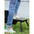 Badkarspall a person standing on a small step stool
