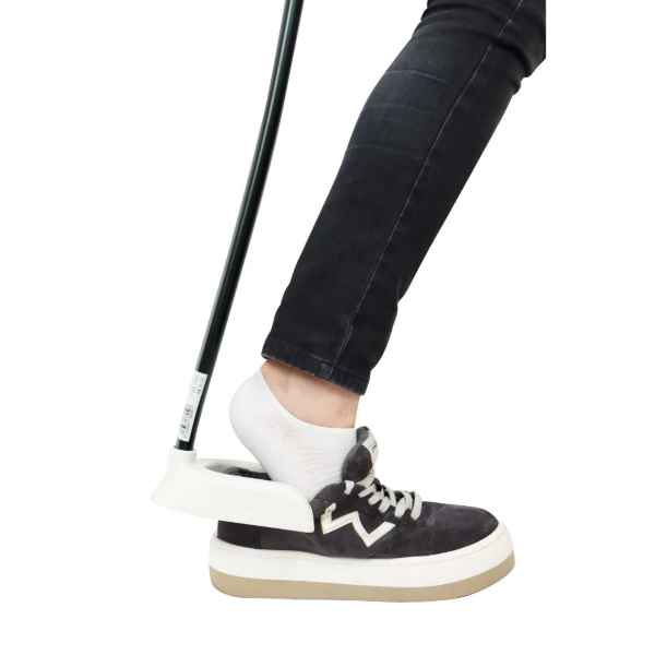 Skohorn. a person's leg with a golf club in it