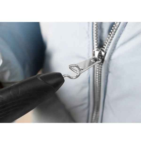 Knäpp hjälp a zipping zipper on a jacket