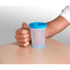 Mugg med Handtag a person holding a plastic cup