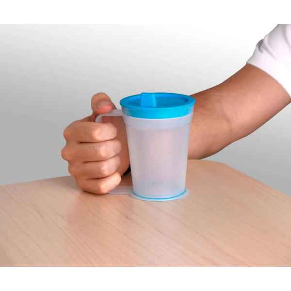 Mugg med Handtag a person holding a plastic cup