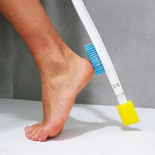 Fotborste med Långt Handtag a foot with a brush on it