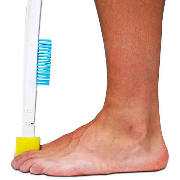 Fotborste med långt handtag. a foot with a toothbrush on it