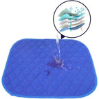 Tvättbart sittskydd a water running out of a blue pad