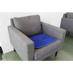 Tvättbart sittskydd a chair with a blue pad