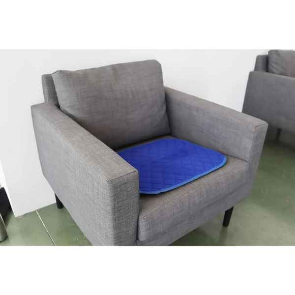 Tvättbart sittskydd a chair with a blue pad