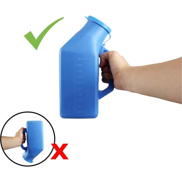 Urinbehållare med lock a hand holding a blue plastic jug