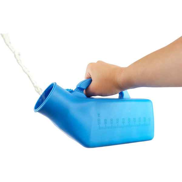 Urinbehållare med lock a hand holding a blue urinal
