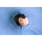 Kudde med hål a person's ear in a hole