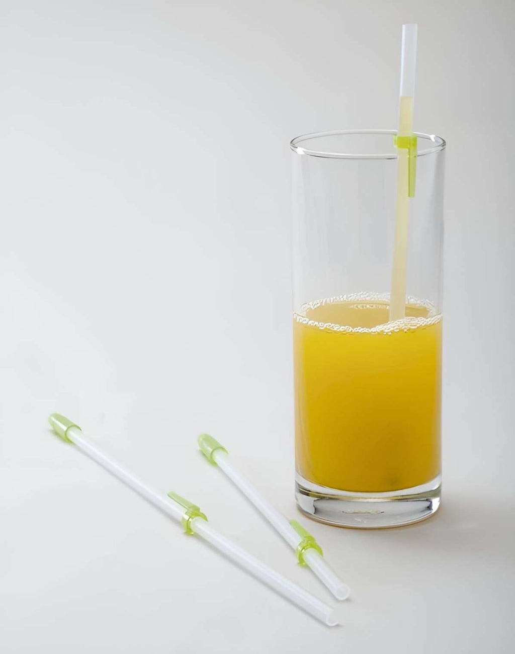 Sugrör med backventil 2 i 1 pack, två sugrör i ett glas med juice, designad för enkel och bekväm drickning.