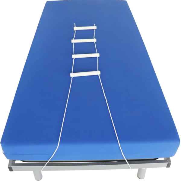 Sängband a blue mattress with a ladder attached to it