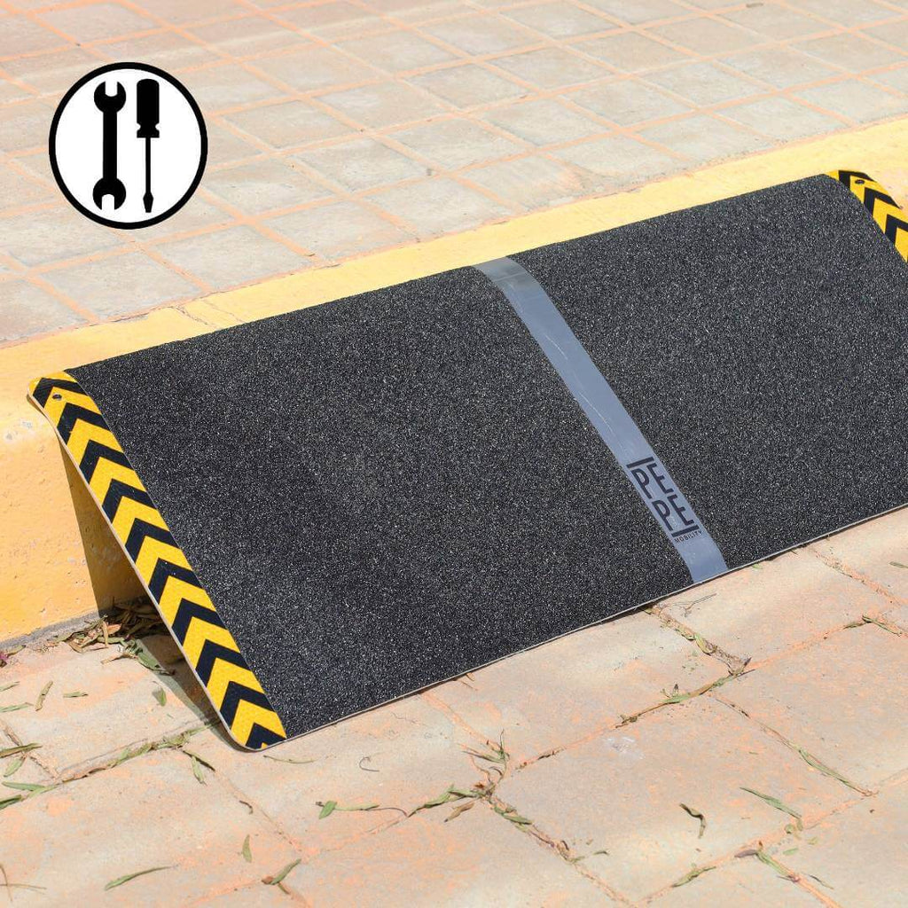 rullstolsramp 30 cm visad från sidan på en tröskel, med textur och svart/yellow märkning.