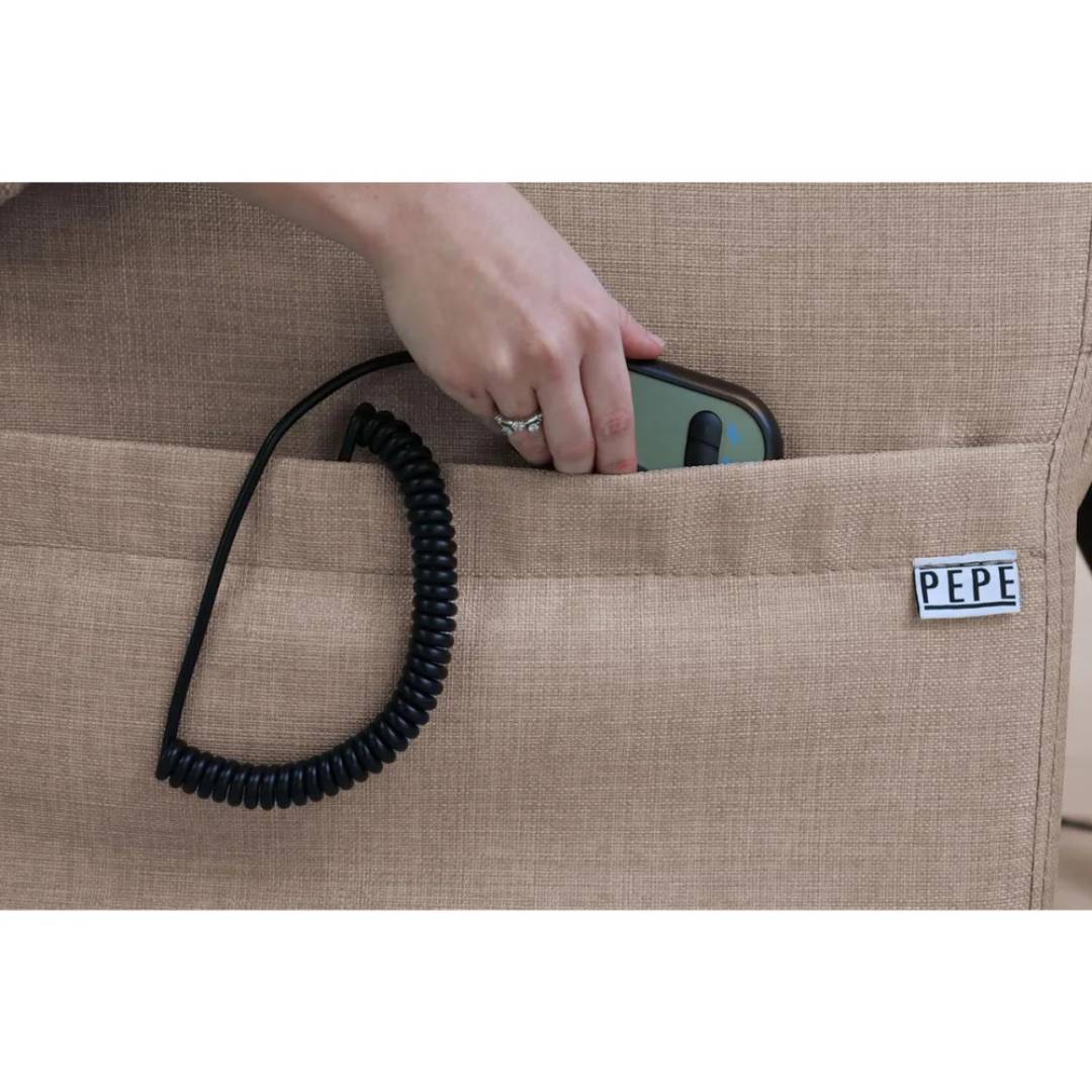 Elektrisk relaxfåtölj beige sidoficka och handkontroll