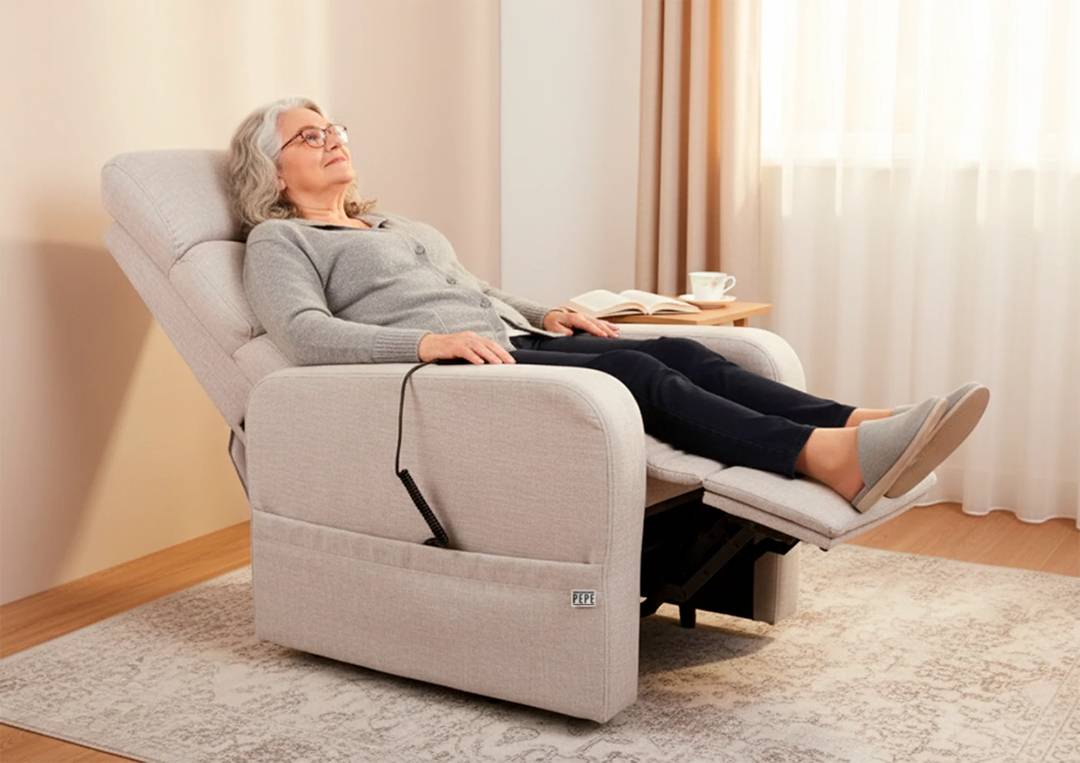 Elektrisk relaxfåtölj beige sittposition framifrån