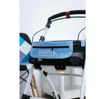Rullator inomhus Närbild framifrån på blå korg och handtag på vit smal rollator.