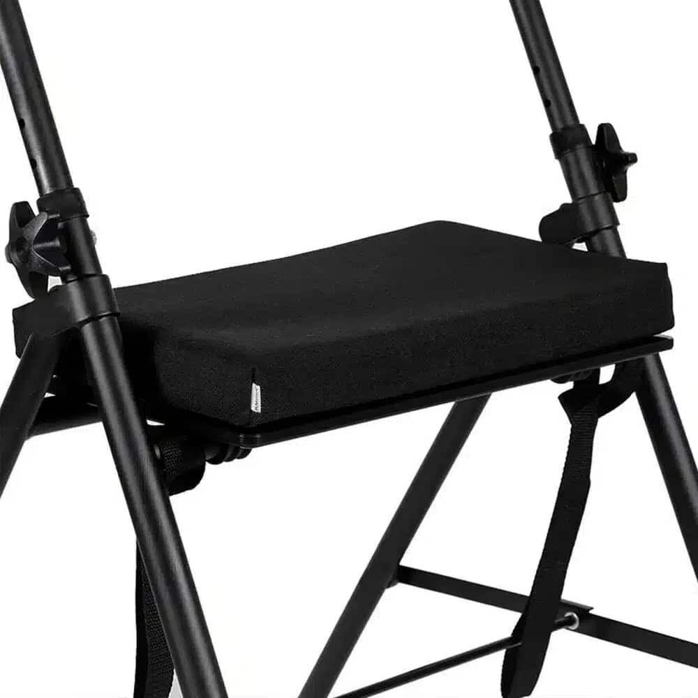 Rullator med 2 hjul Närbild på svart rullatorsits i viskoelastiskt skummaterial med avtagbart överdrag.
