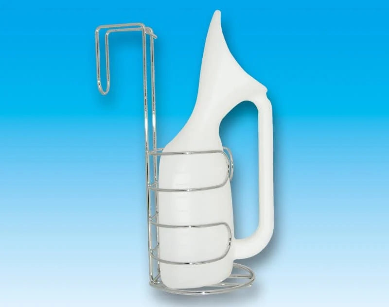 Hållare för Urinflaskor. a white plastic pitcher in a metal holder