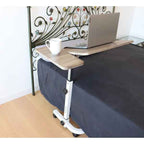 Sängbord a laptop on a bed
