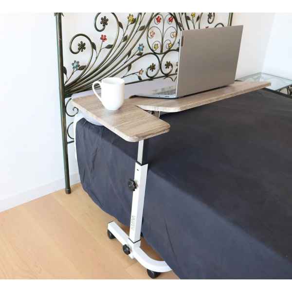 Sängbord a laptop on a bed