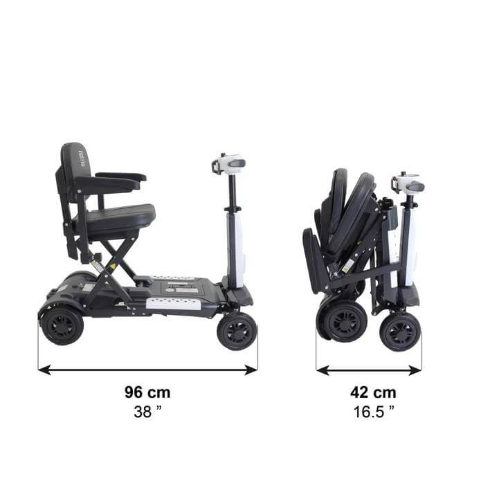 Vikbar promenadskoter med automatisk fällning, visande dimensioner 96 cm bred och 42 cm ihopfälld.