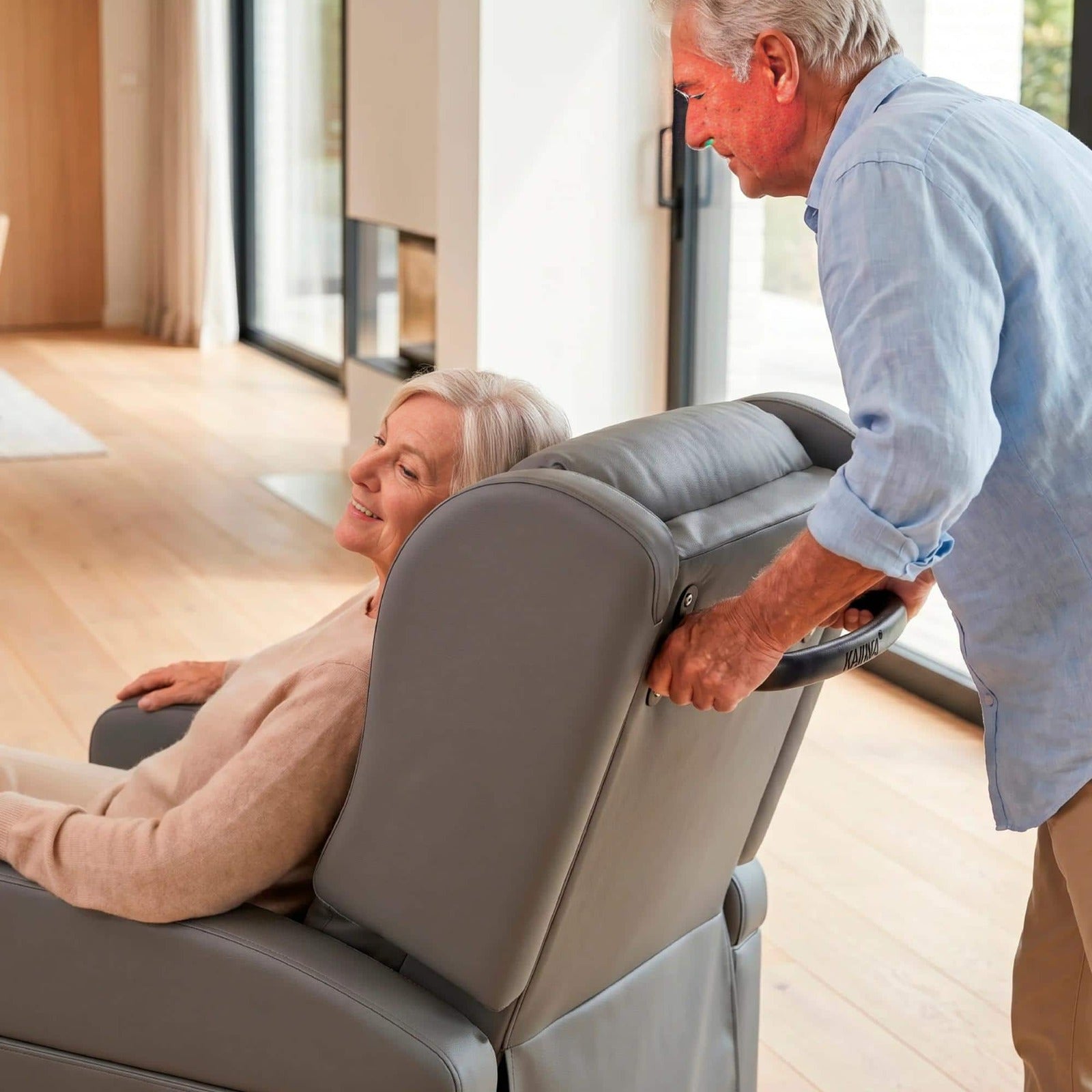 Elektrisk relaxfåtölj med uppresning och hjul med person i relaxläge