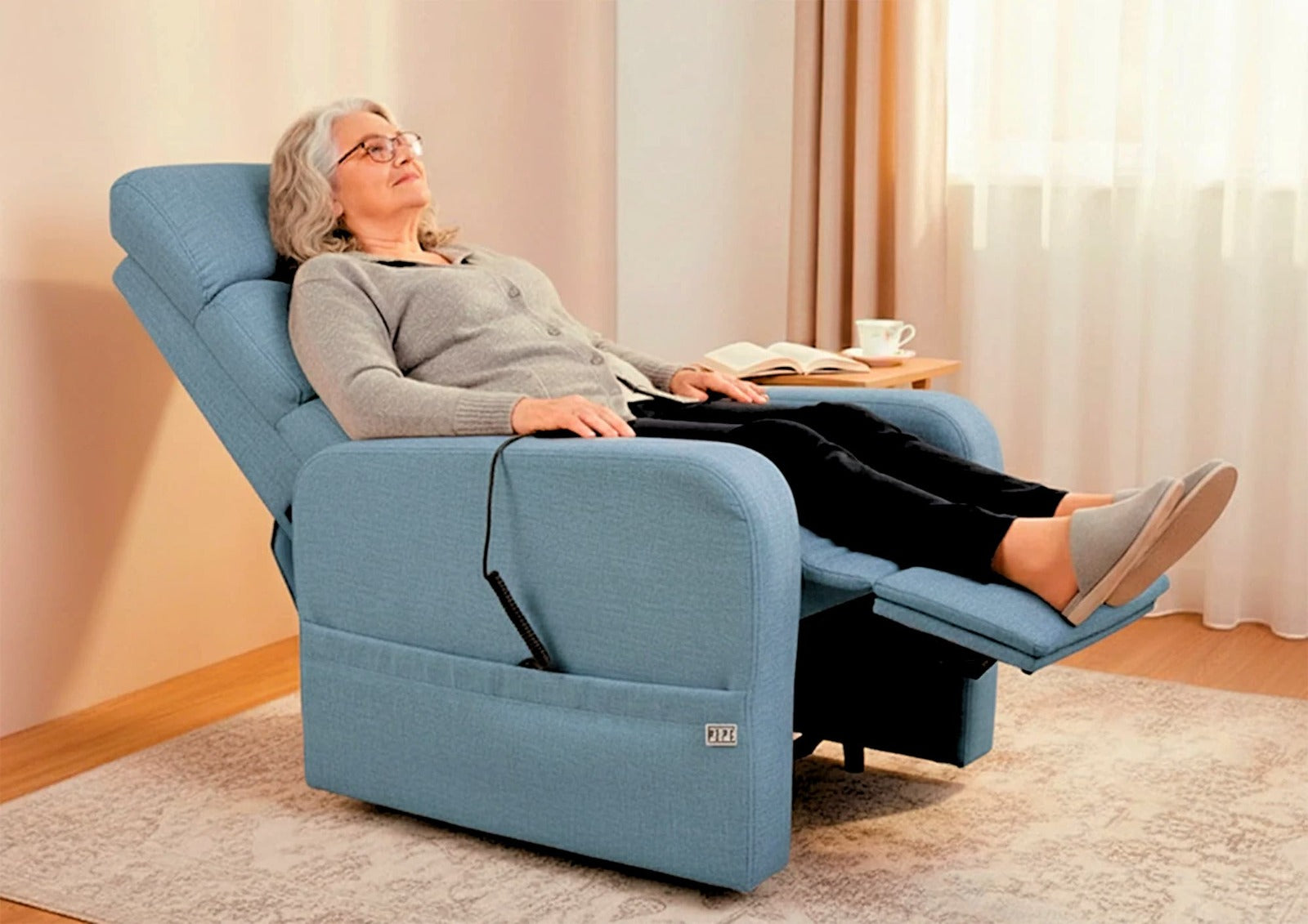 Elektrisk relaxfåtölj blå i reclinerläge med person som vilar inomhus
