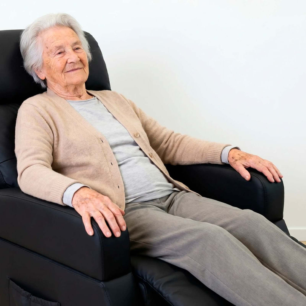 Recliner lyftfåtölj med hjul, elektrisk relaxfåtölj med uppresningsfunktion och handkontroll, perfekt för inomhusbruk.