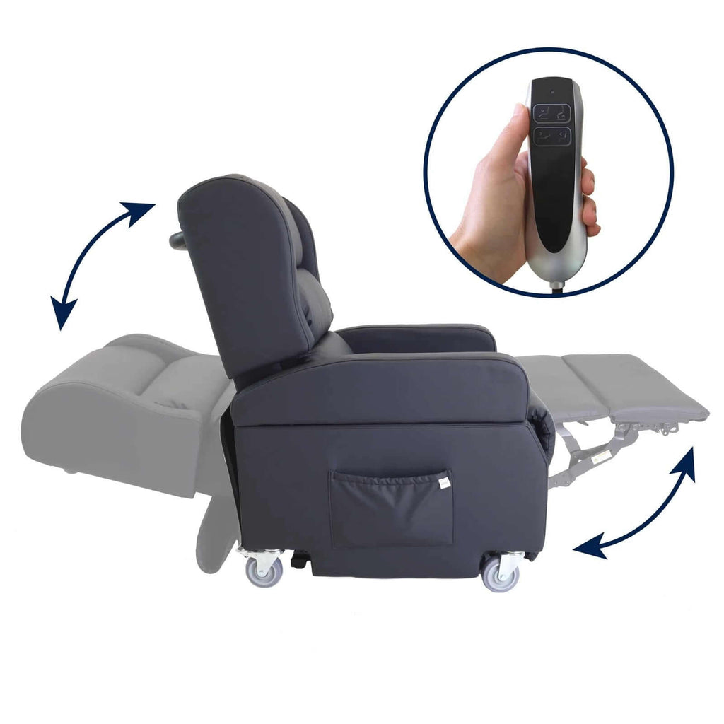 Recliner lyftfåtölj med hjul med en handkontroll som visar justerbara delar och hjul för enkel förflyttning.