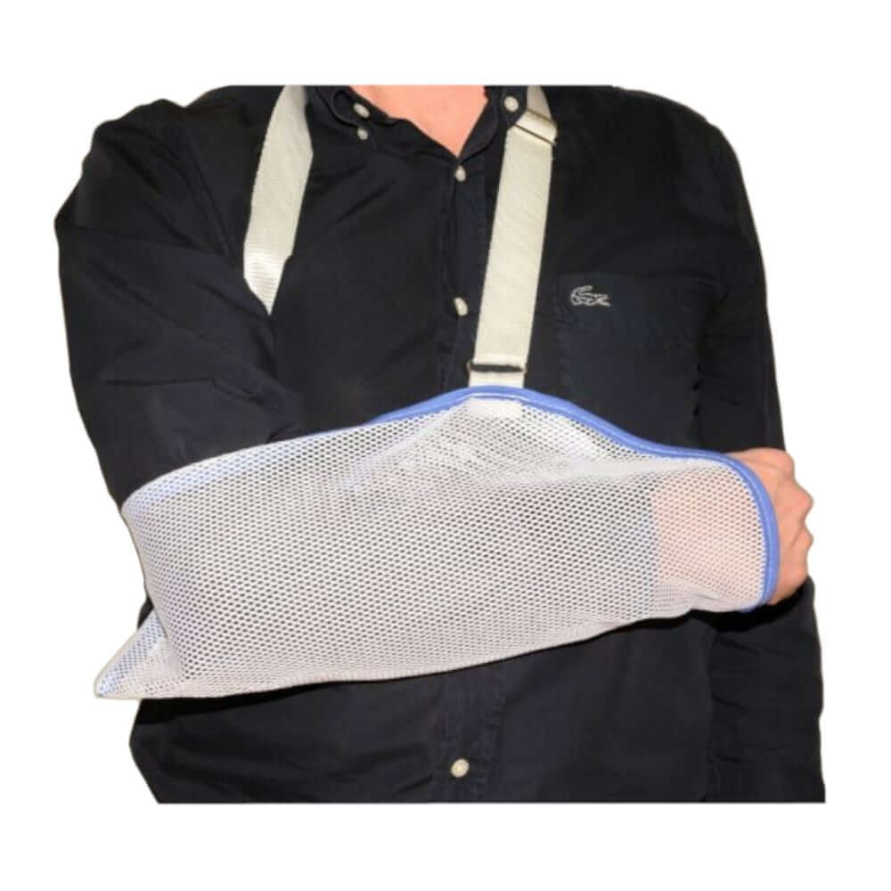 Armslinga i nät som ger stöd och avlastning till armen med justerbar rem och ventilerande nätstruktur.