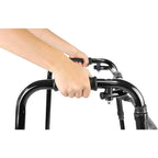 Gåram a hand holding a handlebar