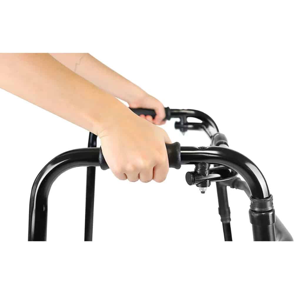 Gåram a hand holding a handlebar