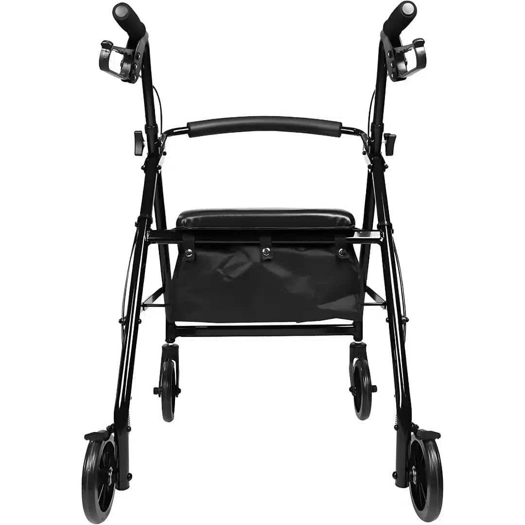 Hopfällbar rullator lättvikt Hopfällbar rollator med 4 hjul i svart aluminium sedd framifrån med sits, ryggstöd och förvaringskorg.