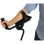 Krycka underarmsstöd vänster Person håller ergonomisk krycka med vadderat underarmsstöd och greppvänligt handtag.