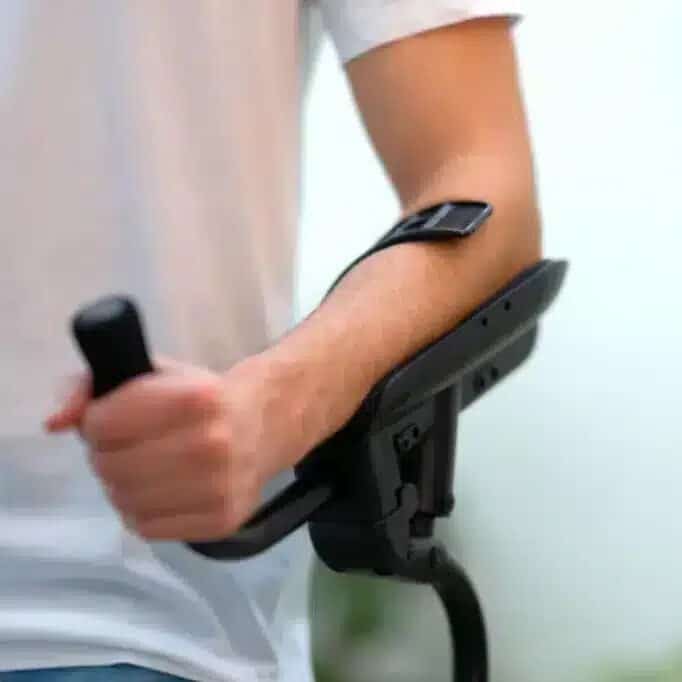 Krycka underarmsstöd vänster Person håller ergonomisk krycka med vadderat underarmsstöd.