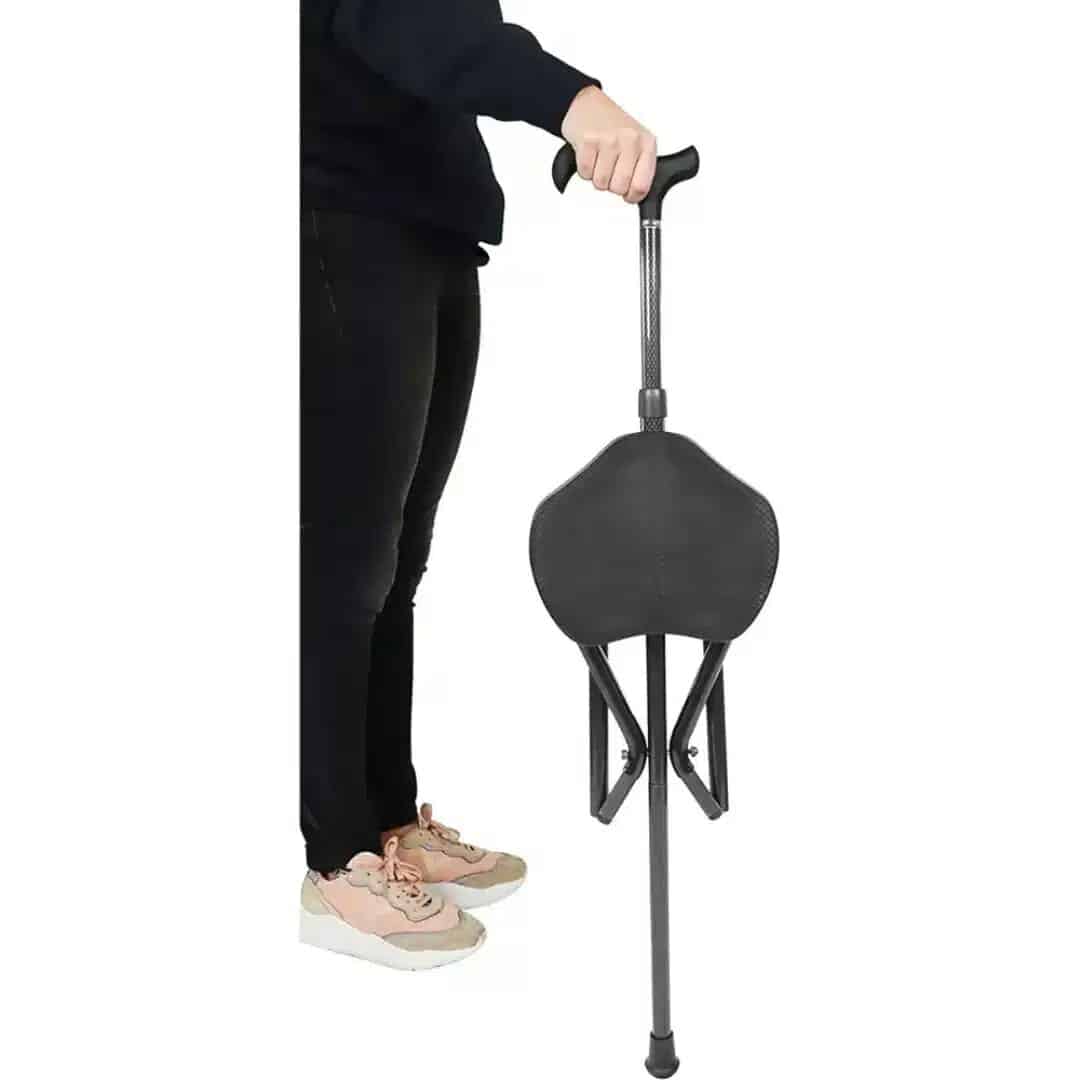 Justerbar käpp med sits i kolfiber Person håller i justerbar käpp med sits i kolfiber i uppfällt läge