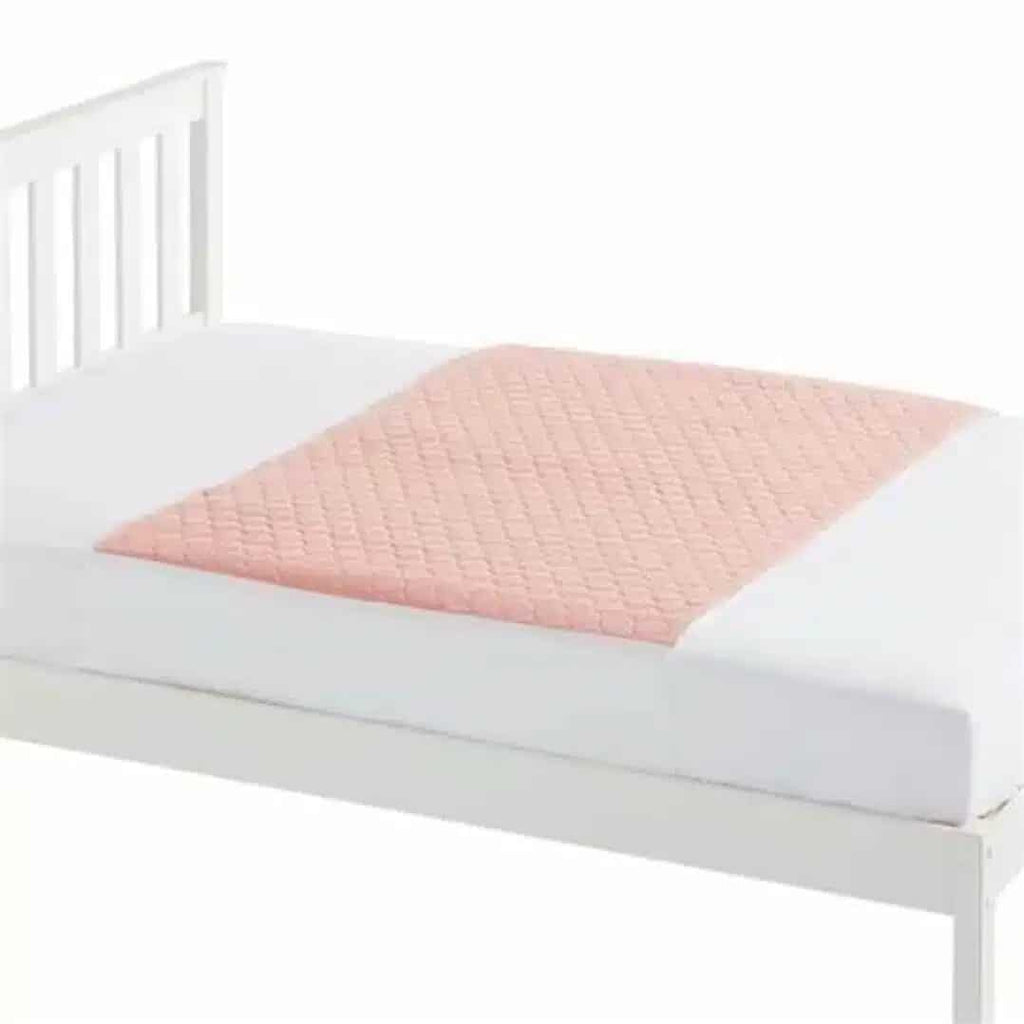 Inkontinensskydd för säng tvättbar i rosa färg som skyddar madrassen på en enkelsäng.