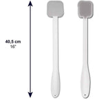 Applicator för ryggkräm Flera bilder som visar lotionapplicatorn med mått, utbytbara svamppads och hur den används på ryggen.