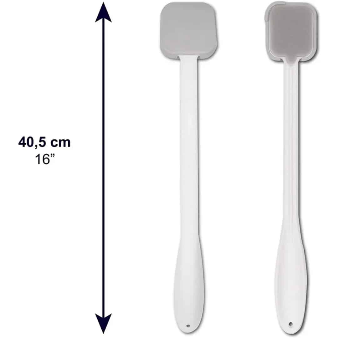Applicator för ryggkräm Flera bilder som visar lotionapplicatorn med mått, utbytbara svamppads och hur den används på ryggen.