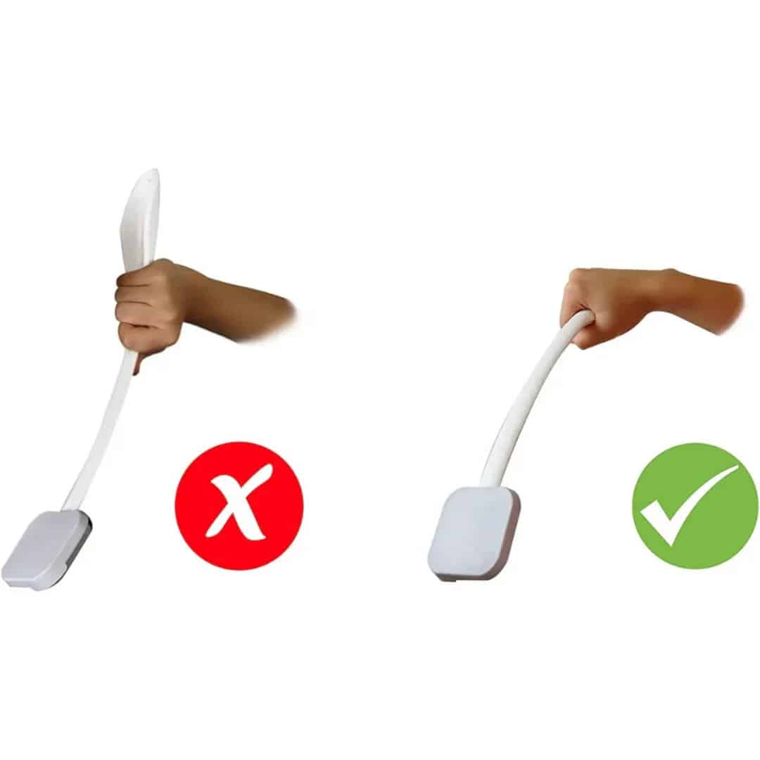 Applicator för ryggkräm Illustration som visar rätt och fel sätt att hålla lotionapplicatorn – felaktigt grepp med rött kryss och korrekt grepp med grönt checkmärke.