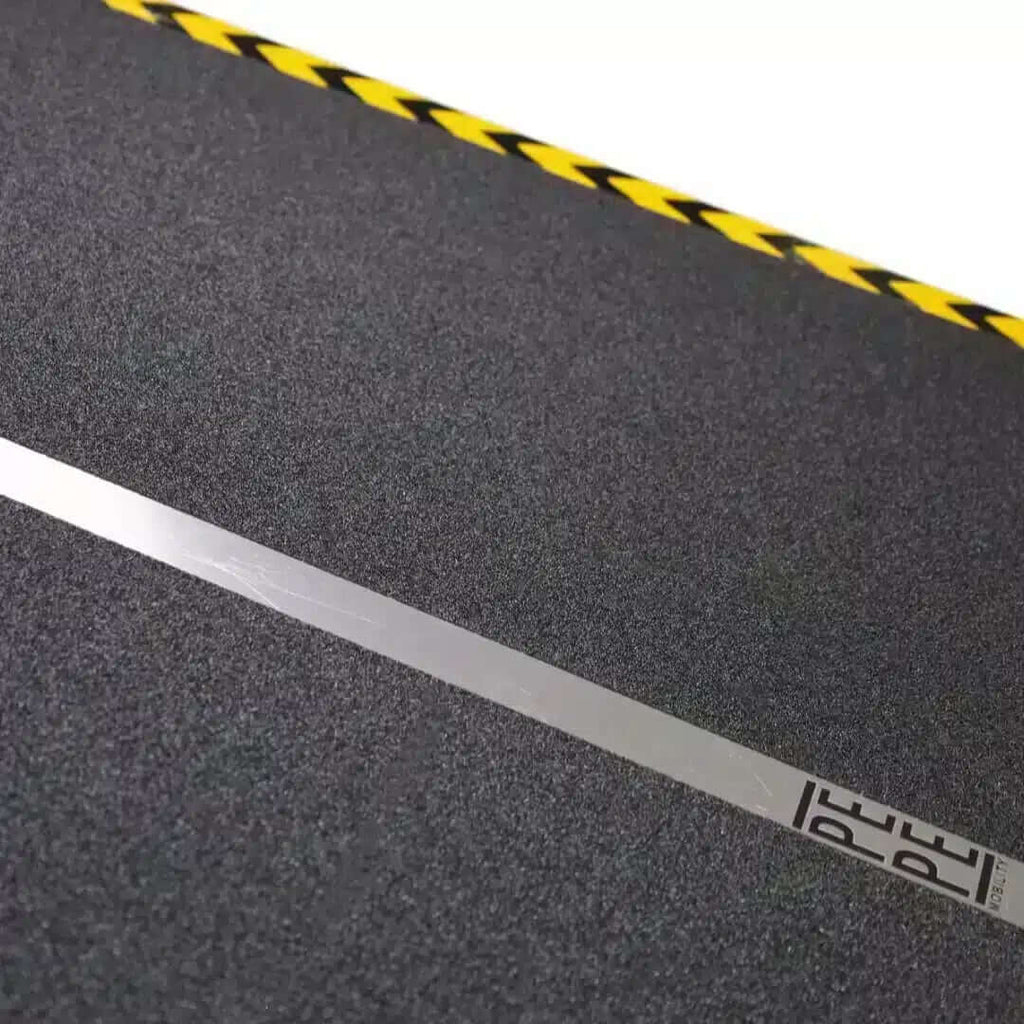 Ramp för rullstol och rullator med ytbeläggning och säkerhetsmarkeringar för stabil passage.