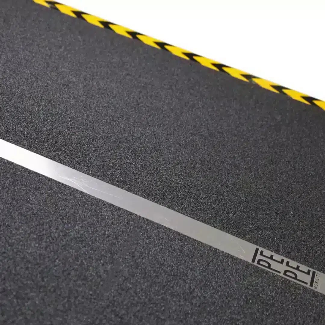 Ramp för rullstol Rullstolsramp med varningsmarkeringar längs kanterna