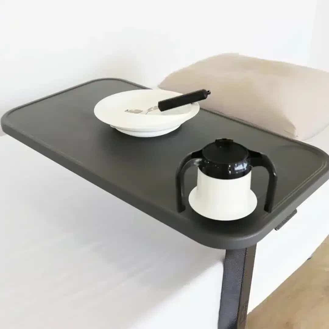 Höj och sänkbart bord Höj- och sänkbart bord med hjul vid möbel