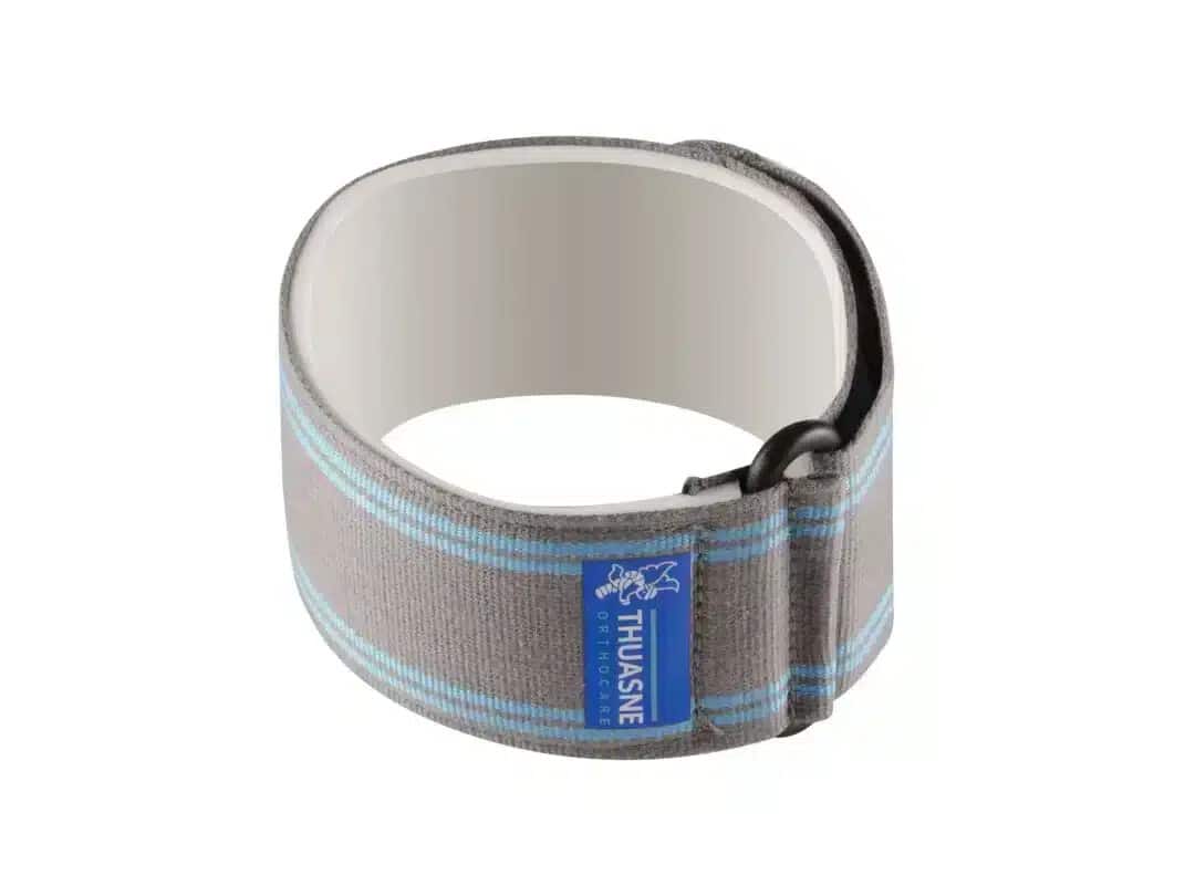Ortos för tennisarmbåge Närbild på ortos för tennisarmbåge i ljusgrå färg