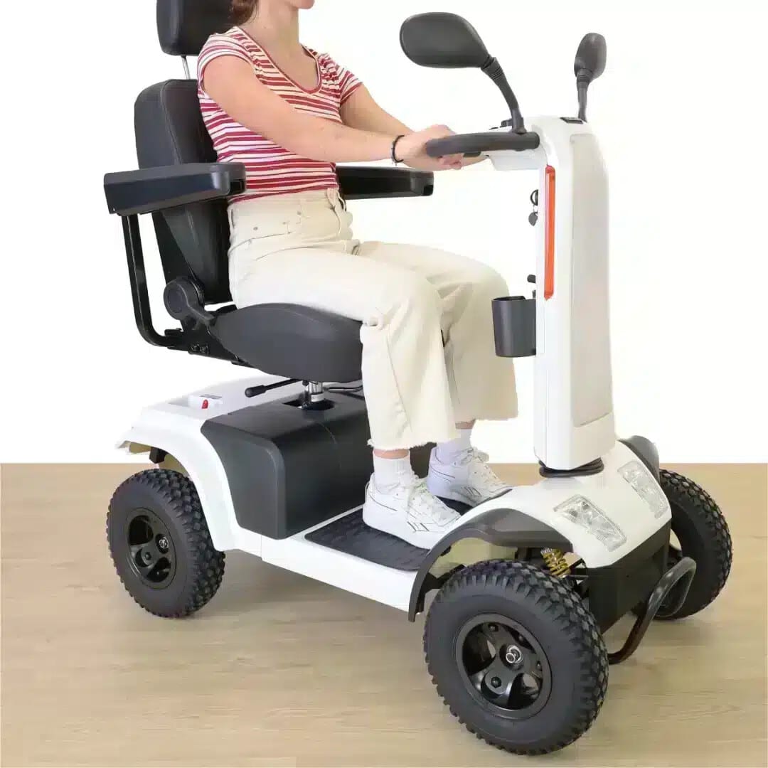 Promenadskoter elscooter terränggående för vuxna sedd framifrån