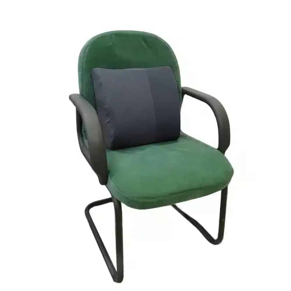 Ländryggsdyna med ergonomiskt stöd placerad på stol