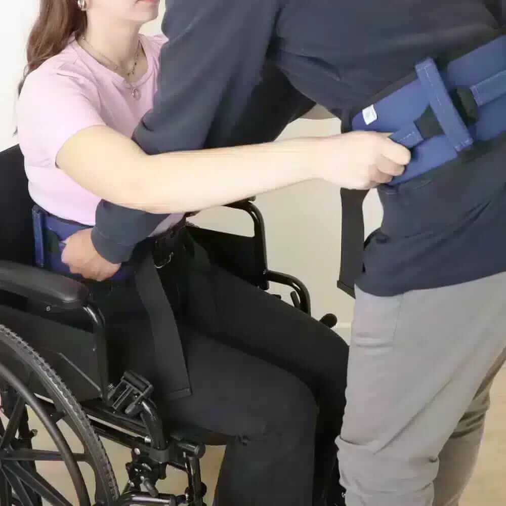 Förflyttningsbälte med handtag 2 i ett pack används för att assistera en person i rullstol vid förflyttning.
