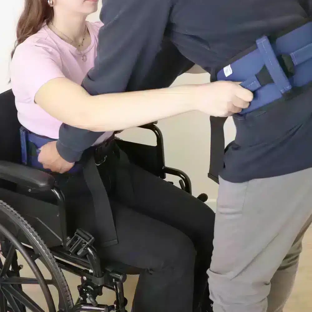 förflyttningsbälte Förflyttning från rullstol med förflyttningsbälte med handtag