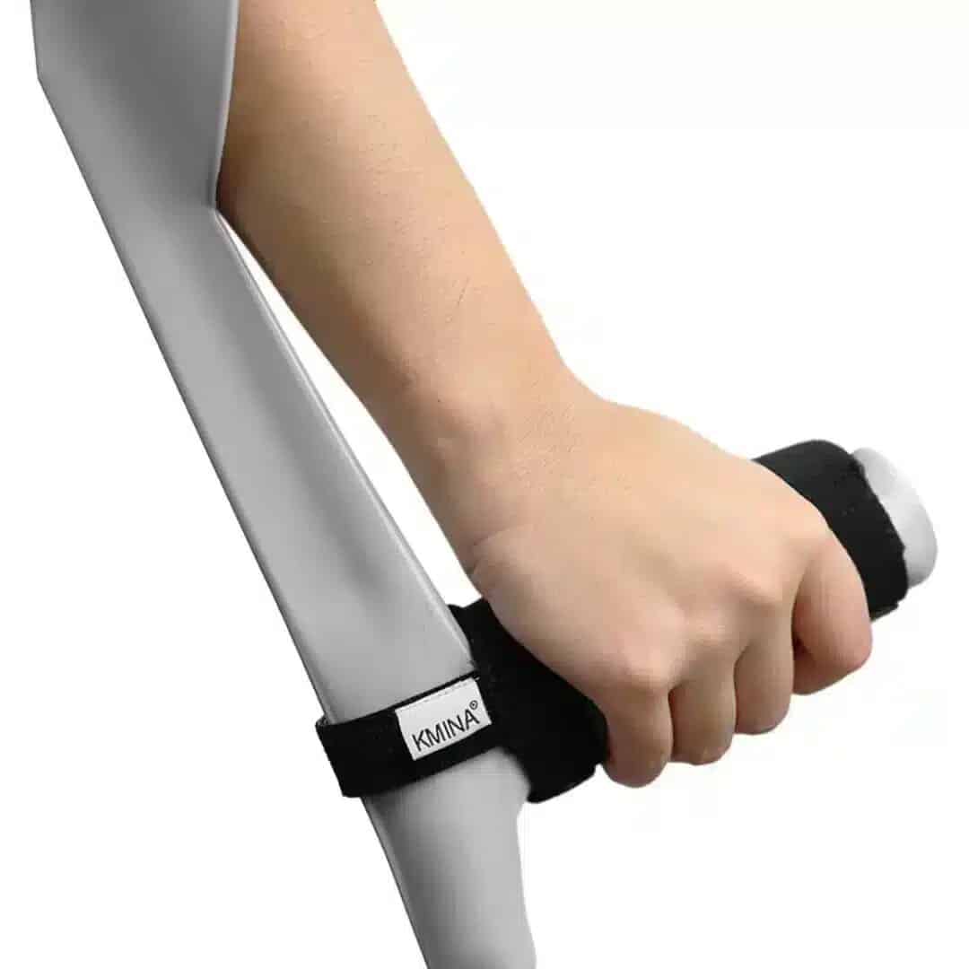 Handskydd för kryckhandtag Hand som håller i ett handskydd för kryckhandtag – KMINA