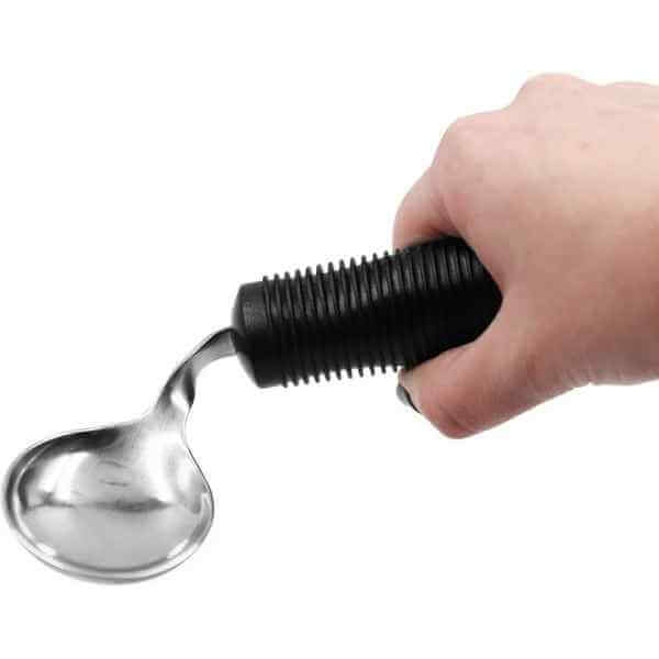 Sked med ergonomiskt grepp böjbar som hålls i hand med svart greppvänligt handtag och böjd skeddel.