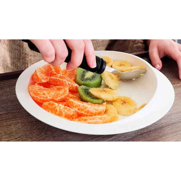 Tallrik med hög kant och sugkopp Fruktsallad med kiwi och mandarin